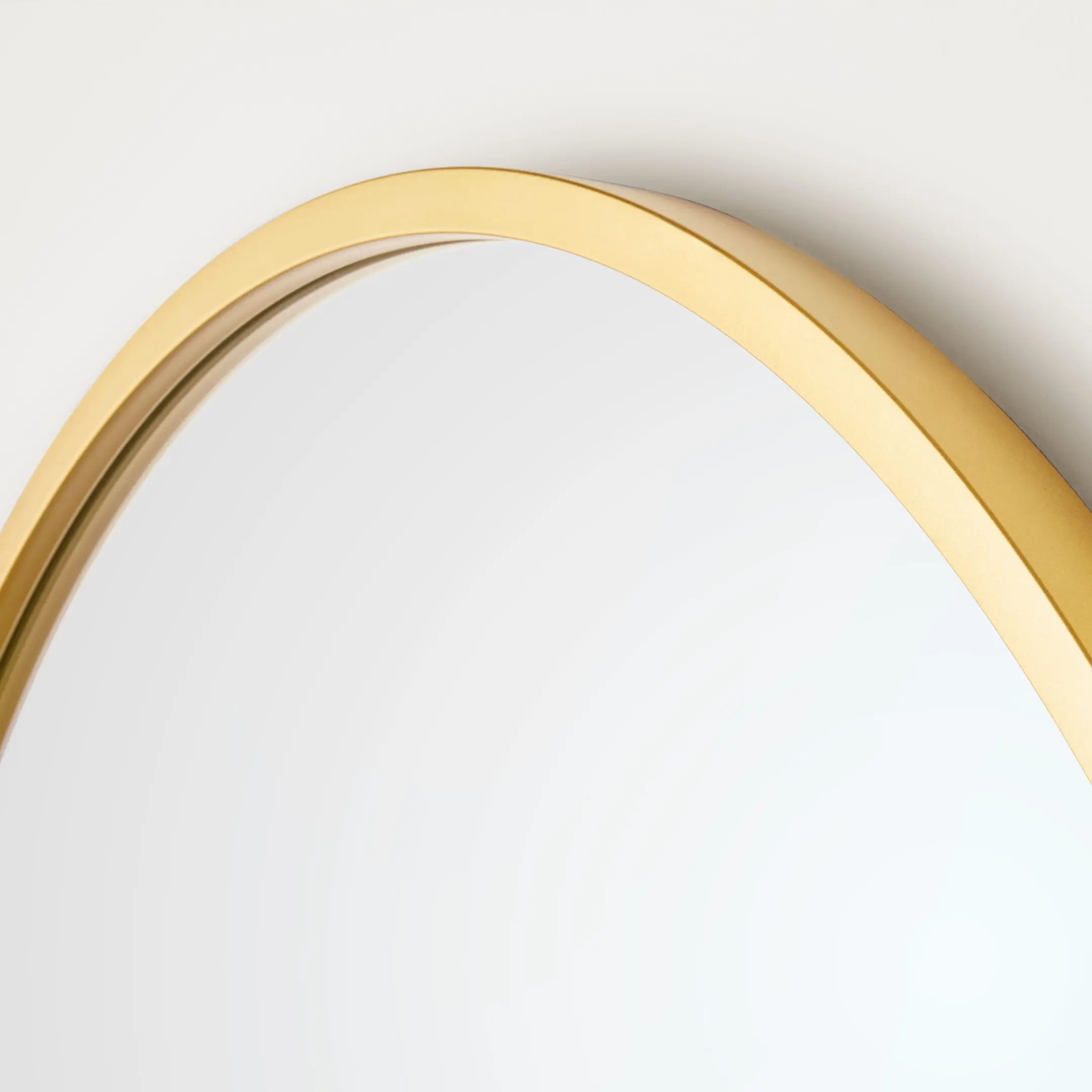 Elegant arched mirror detail